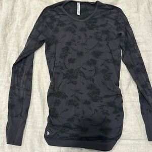 Women’s Athleta long sleeve ruched top size small